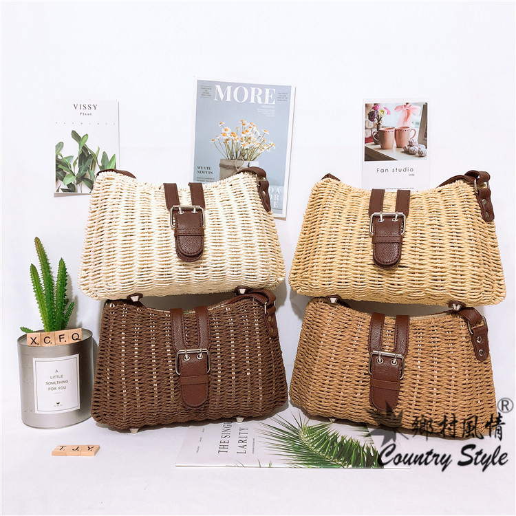 Torba od ratana, pletena, crossbody, horizontalno kvadratnog oblika, zatvaranje zasunom