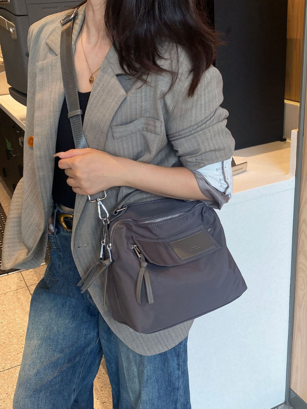 Mukari ženska crossbody torba od Oxford platna, s pretincom za telefon i laminiranim džepom sa zatvaračem, horizontalni kvadratični oblik, zatvaranje na zip