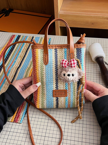 Boho pletena torba od slame, magnetno zatvaranje, najlon podstava, vertikalni kvadratni oblik, jedna naramenica