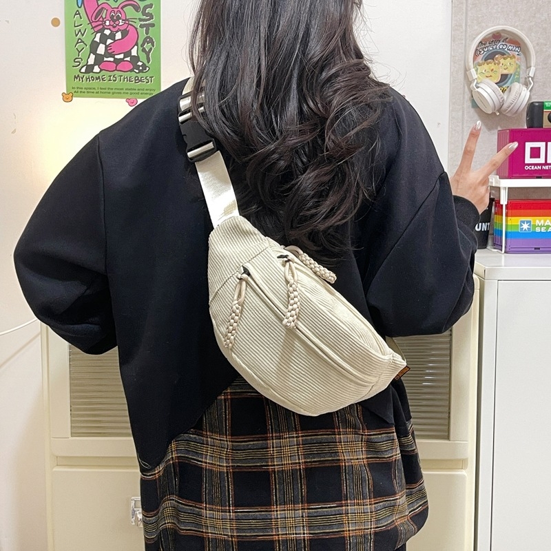 Ženska crossbody torbica od corduroy materijala - 2025 zima, zatvaranje zipom, džep za dokumente, vanjski patch džep, srednja tvrdoća