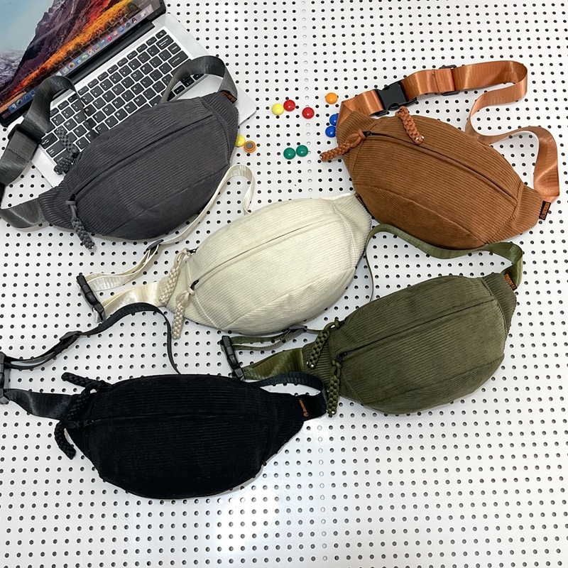 Ženska crossbody torbica od corduroy materijala - 2025 zima, zatvaranje zipom, džep za dokumente, vanjski patch džep, srednja tvrdoća