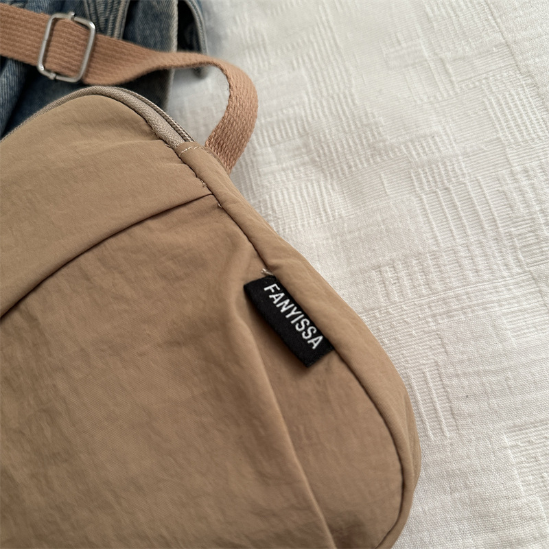 Notelli street-style torba preko ramena od Oxford materijala, vodootporna, kompaktnog horizontalno kvadratnog oblika, zatvarač, unutarnja džep za telefon, poliester podstava, jedna naramenica