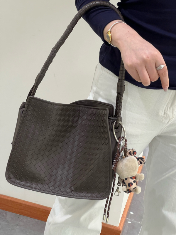 Pletena bucket torba od slame, gradski stil, otvoreni vrh, skriven džep s zipom, dvostruke naramenice