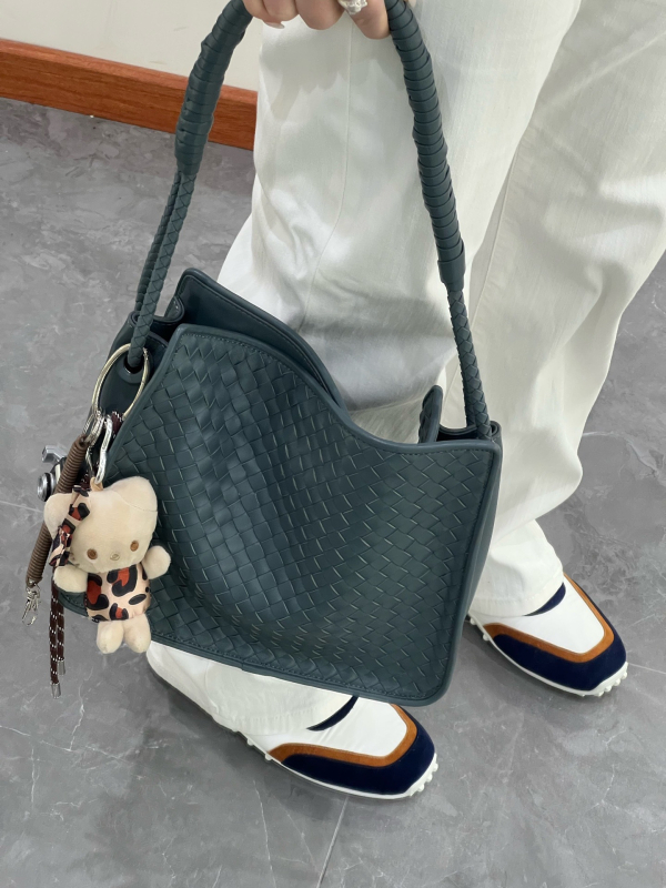 Pletena bucket torba od slame, gradski stil, otvoreni vrh, skriven džep s zipom, dvostruke naramenice