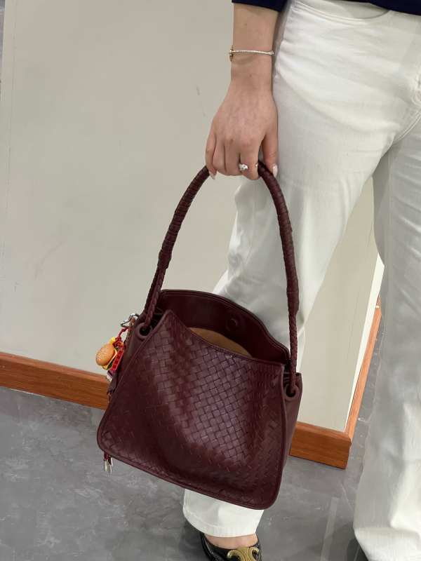 Pletena bucket torba od slame, gradski stil, otvoreni vrh, skriven džep s zipom, dvostruke naramenice