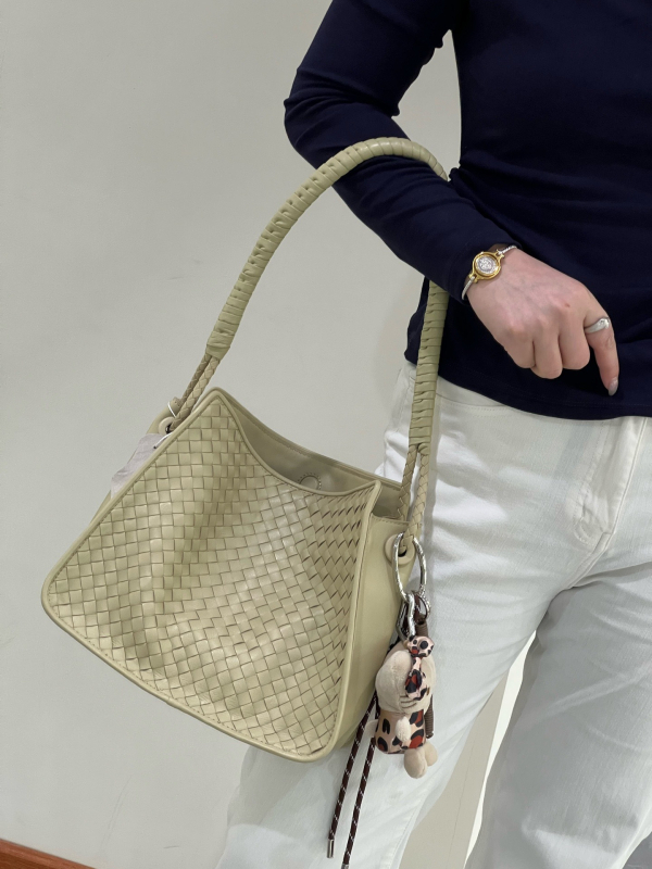 Pletena bucket torba od slame, gradski stil, otvoreni vrh, skriven džep s zipom, dvostruke naramenice