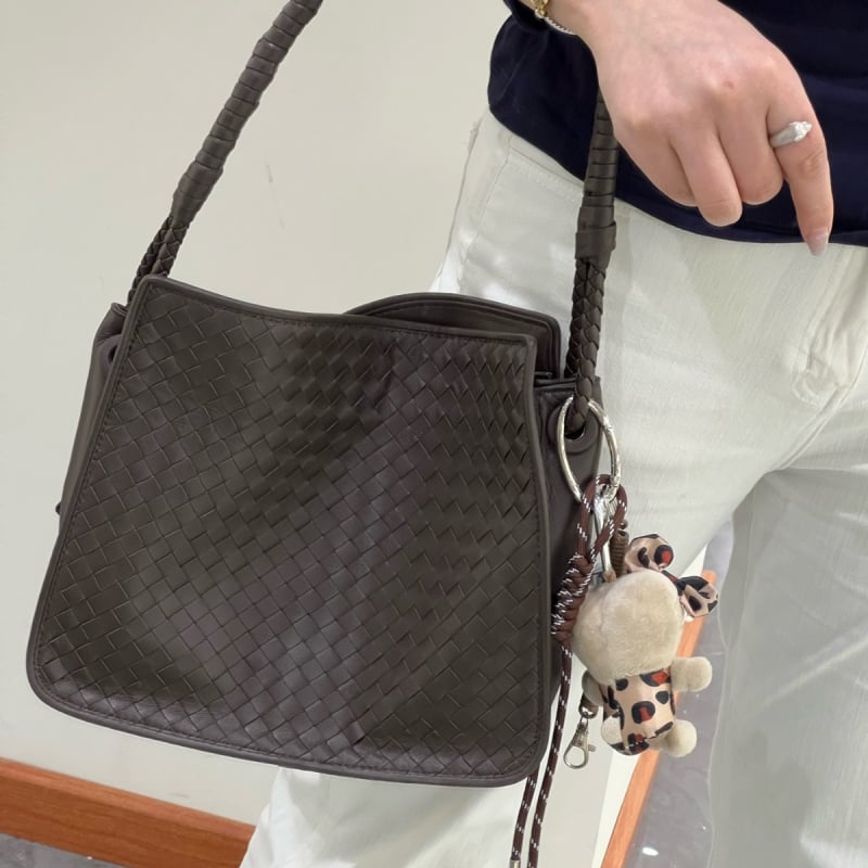 Pletena bucket torba od slame, gradski stil, otvoreni vrh, skriven džep s zipom, dvostruke naramenice