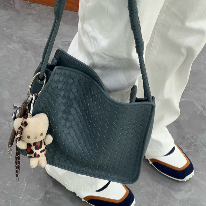 Pletena bucket torba od slame, gradski stil, otvoreni vrh, skriven džep s zipom, dvostruke naramenice