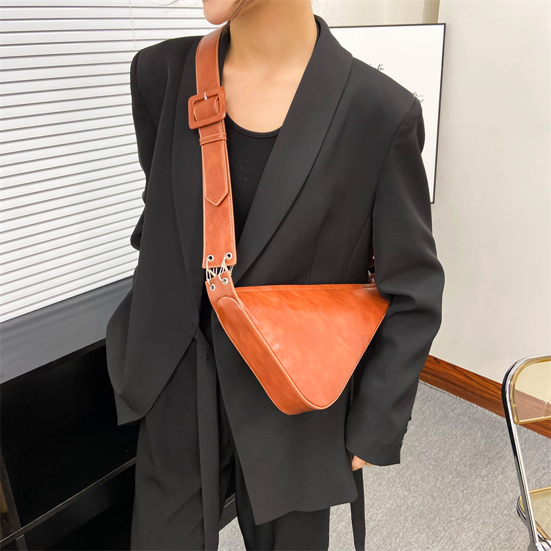PU crossbody torba u stilu jastuka, vertikalni kvadratni siluet, zatvarač, unutarnja džep sa zatvaračem, jedna naramenica, svakodnevna upotreba