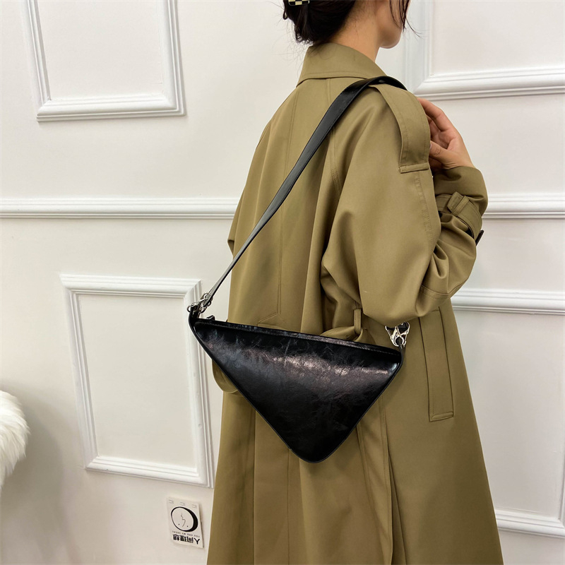 PU crossbody torba u stilu jastuka, vertikalni kvadratni siluet, zatvarač, unutarnja džep sa zatvaračem, jedna naramenica, svakodnevna upotreba