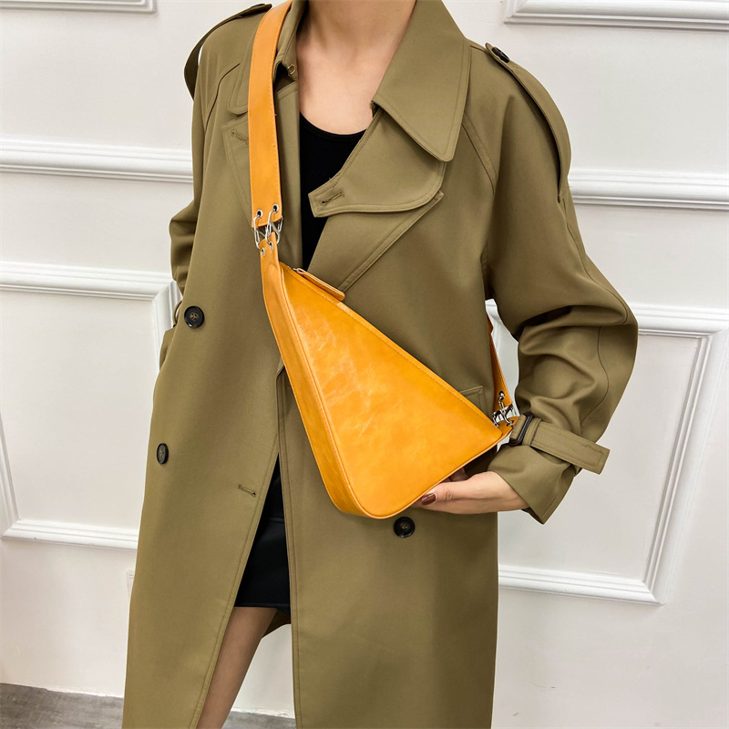 PU crossbody torba u stilu jastuka, vertikalni kvadratni siluet, zatvarač, unutarnja džep sa zatvaračem, jedna naramenica, svakodnevna upotreba