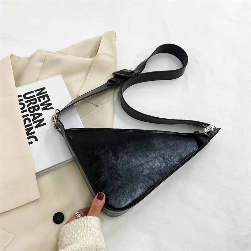 PU crossbody torba u stilu jastuka, vertikalni kvadratni siluet, zatvarač, unutarnja džep sa zatvaračem, jedna naramenica, svakodnevna upotreba