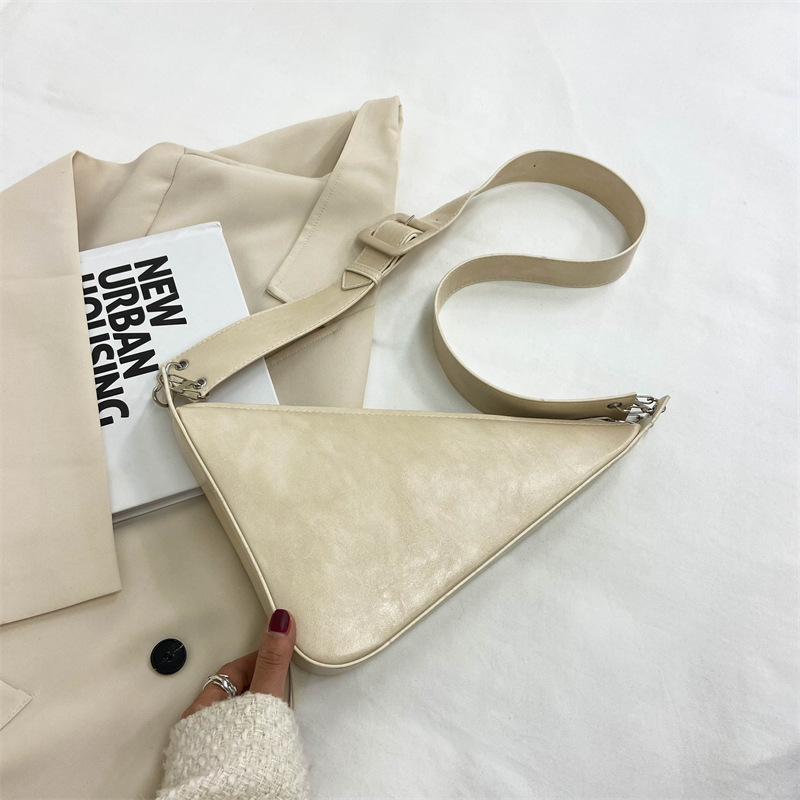 PU crossbody torba u stilu jastuka, vertikalni kvadratni siluet, zatvarač, unutarnja džep sa zatvaračem, jedna naramenica, svakodnevna upotreba