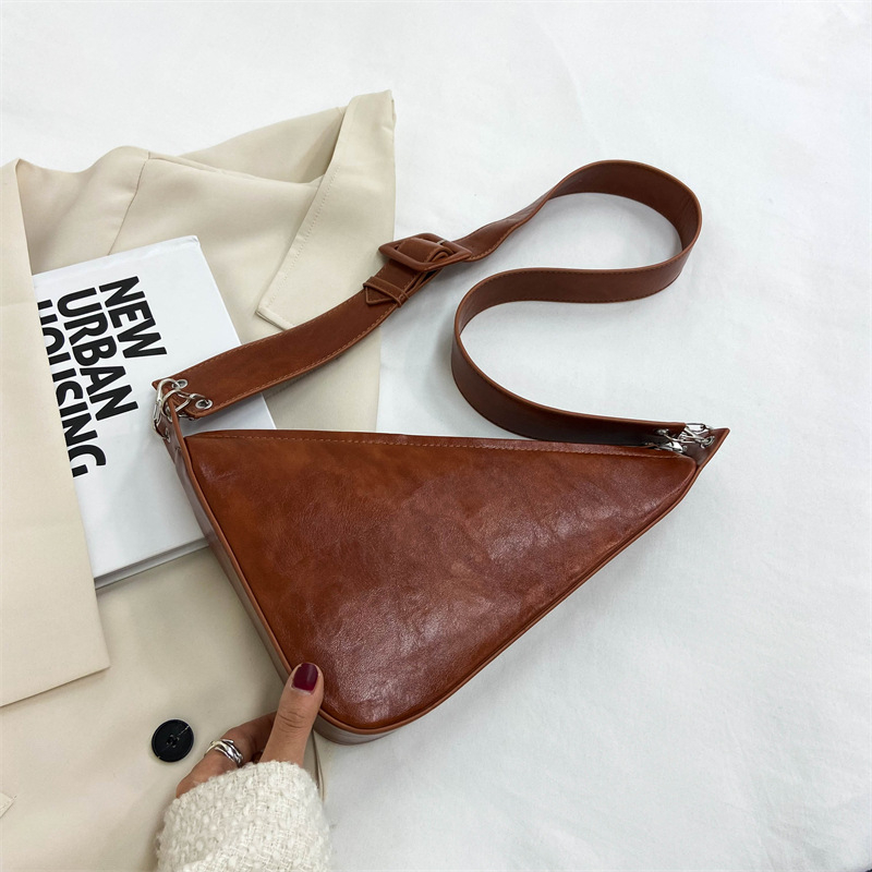 PU crossbody torba u stilu jastuka, vertikalni kvadratni siluet, zatvarač, unutarnja džep sa zatvaračem, jedna naramenica, svakodnevna upotreba