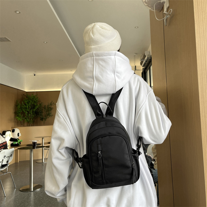 Unisex batoh z Oxford materiálu na voľný čas, kapacita do 20L, výstelka z polyesteru, zakrivený ramenný popruh