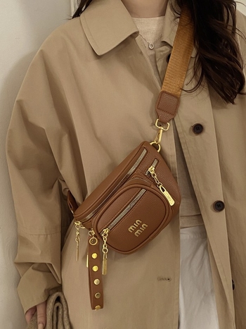 Crossbody torba u stilu sedla od PU kože s liči teksturom, zatvarač, poliester-cotton podstava, džep za telefon, vanjski džep tipa patch.