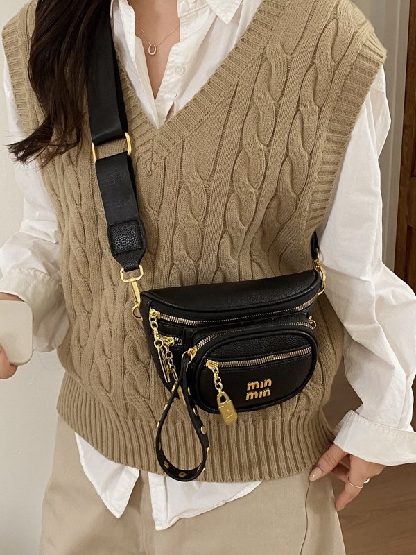 Crossbody torba u stilu sedla od PU kože s liči teksturom, zatvarač, poliester-cotton podstava, džep za telefon, vanjski džep tipa patch.