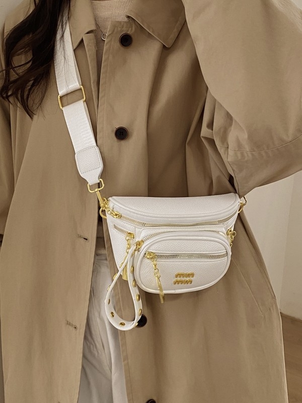 Crossbody torba u stilu sedla od PU kože s liči teksturom, zatvarač, poliester-cotton podstava, džep za telefon, vanjski džep tipa patch.