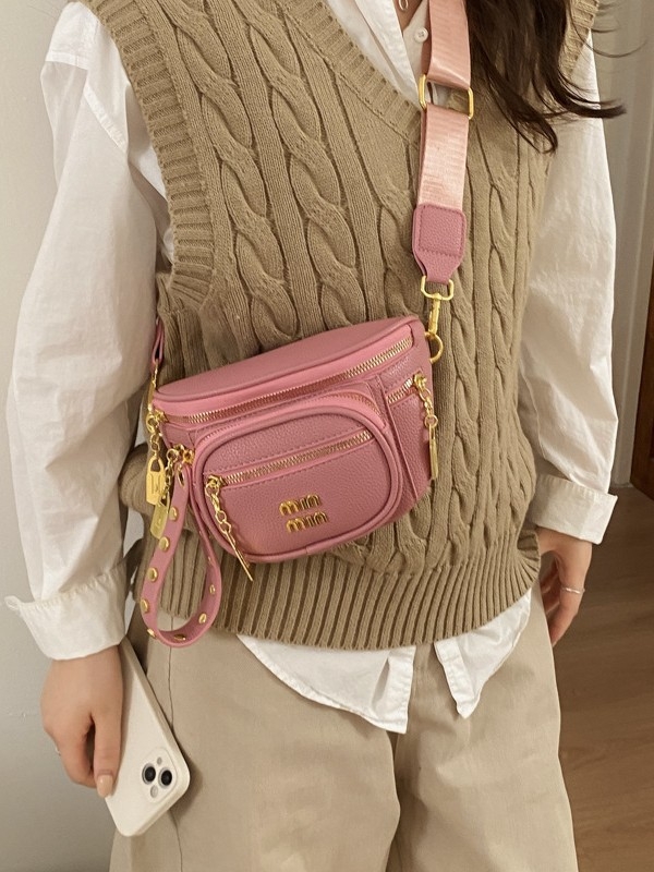 Crossbody torba u stilu sedla od PU kože s liči teksturom, zatvarač, poliester-cotton podstava, džep za telefon, vanjski džep tipa patch.