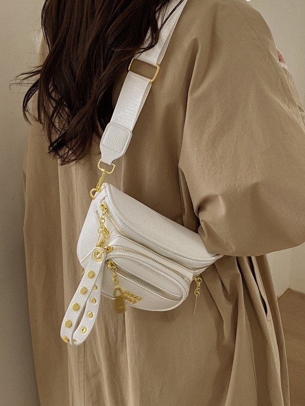 Crossbody torba u stilu sedla od PU kože s liči teksturom, zatvarač, poliester-cotton podstava, džep za telefon, vanjski džep tipa patch.