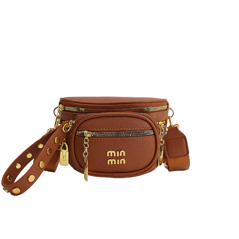 Crossbody torba u stilu sedla od PU kože s liči teksturom, zatvarač, poliester-cotton podstava, džep za telefon, vanjski džep tipa patch.