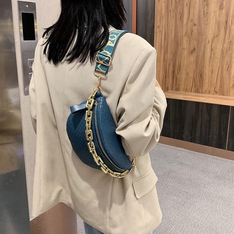 Crossbody torba s debelim lancem i romb dizajnom — PU materijal; karirani uzorak; zatvaranje zipom; unutarnja džep sa zipom