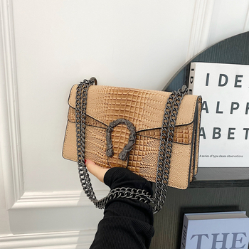 Ženska crossbody torbica u stilu kyber funkcije — vodoravni kvadratni oblik, PU materijal, magnetsko zatvaranje, džep sa zipom, jedna naramenica