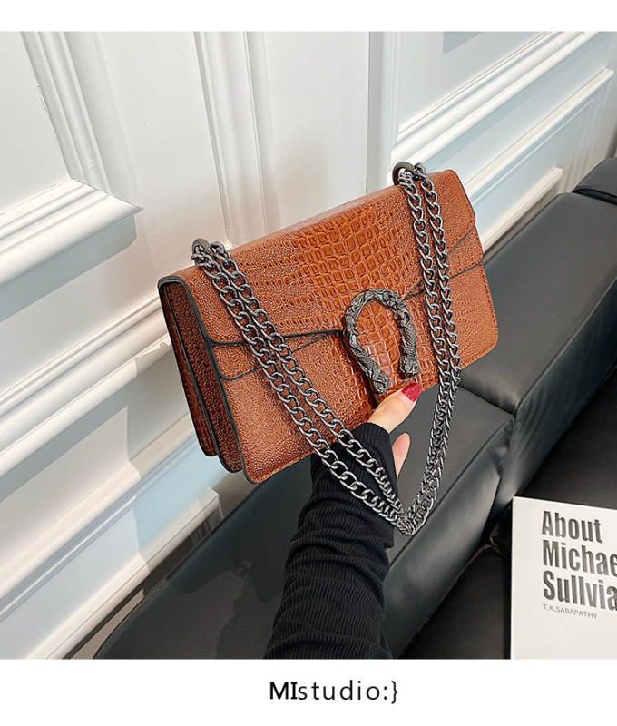 Ženska crossbody torbica u stilu kyber funkcije — vodoravni kvadratni oblik, PU materijal, magnetsko zatvaranje, džep sa zipom, jedna naramenica