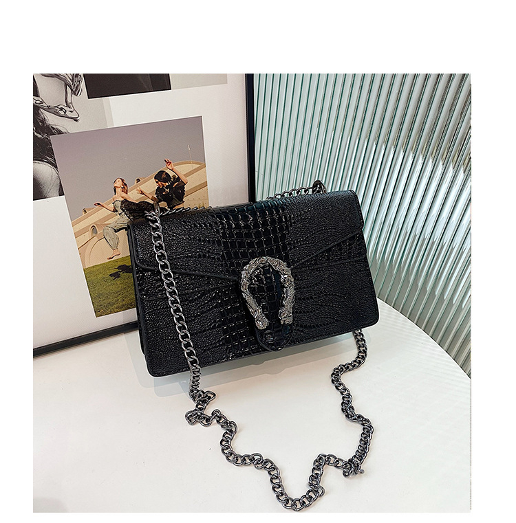 Ženska crossbody torbica u stilu kyber funkcije — vodoravni kvadratni oblik, PU materijal, magnetsko zatvaranje, džep sa zipom, jedna naramenica