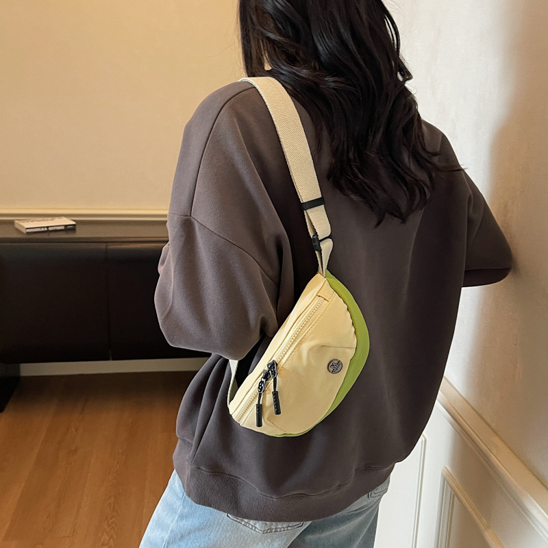 Torba crossbody u obliku dumplinga, materijal platno, zatvarač, ulični stil