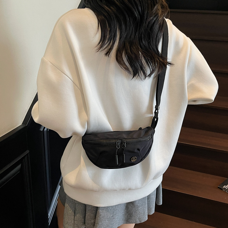 Torba crossbody u obliku dumplinga, materijal platno, zatvarač, ulični stil
