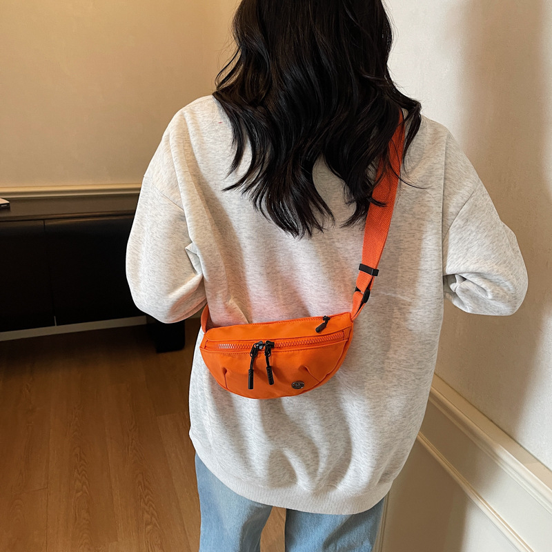 Torba crossbody u obliku dumplinga, materijal platno, zatvarač, ulični stil