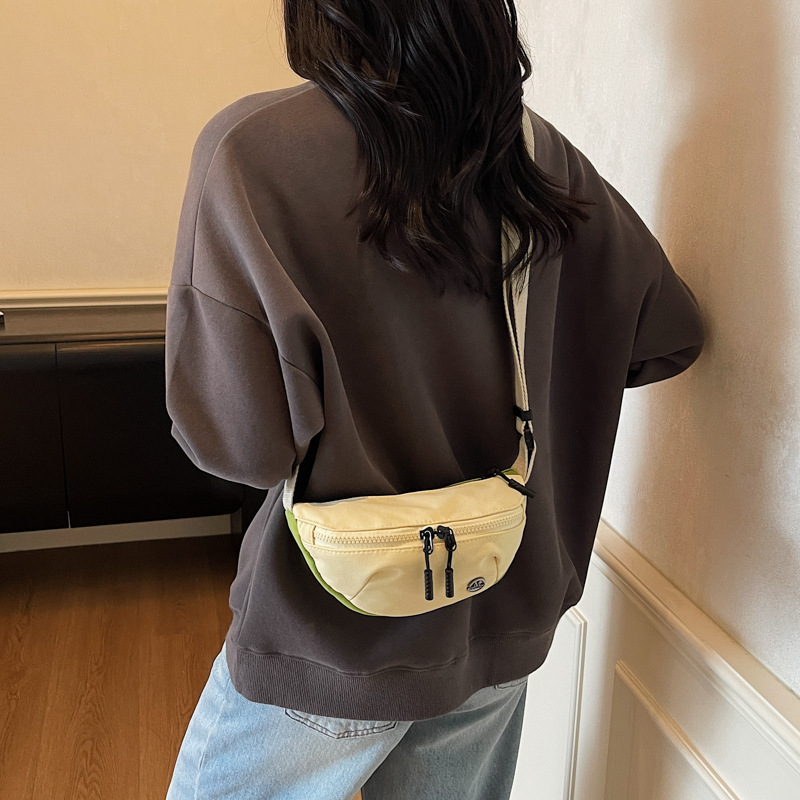 Torba crossbody u obliku dumplinga, materijal platno, zatvarač, ulični stil