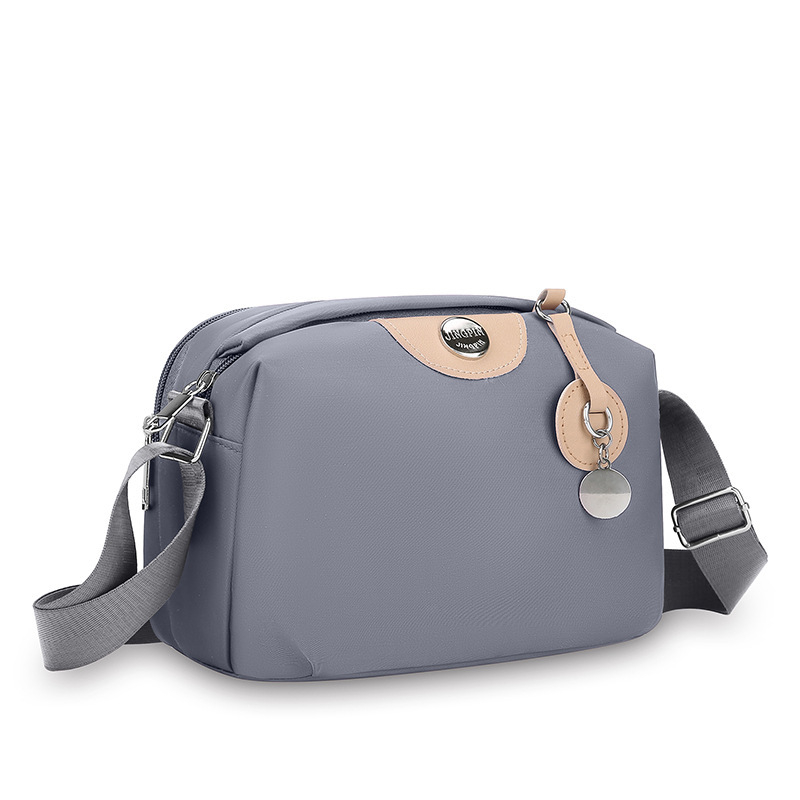 Keresztpántos táska, street-trend stílus, nylon anyag, horizontális négyzet alak, zipzár nyitás