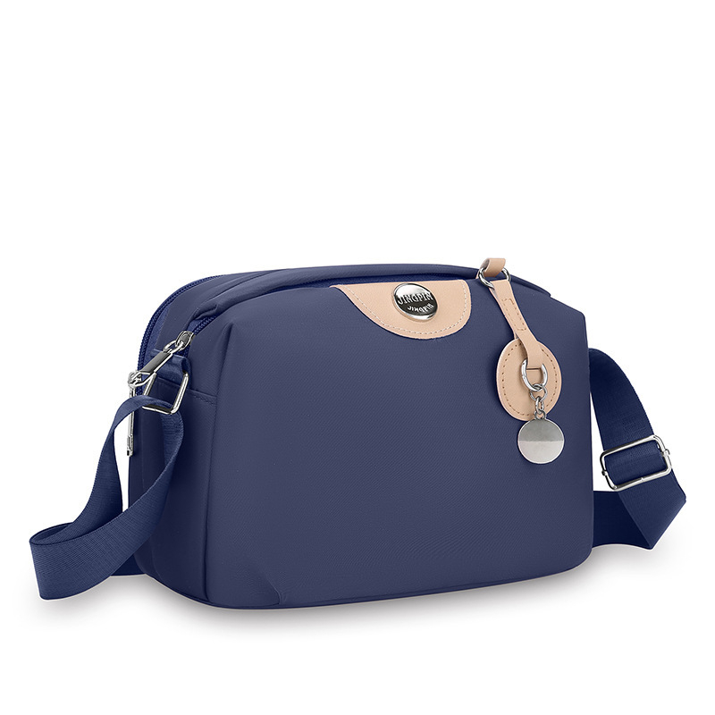 Keresztpántos táska, street-trend stílus, nylon anyag, horizontális négyzet alak, zipzár nyitás