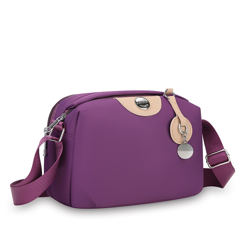 Keresztpántos táska, street-trend stílus, nylon anyag, horizontális négyzet alak, zipzár nyitás