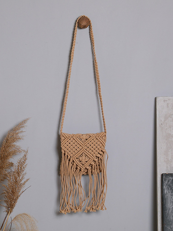 Vállon átívelő táska bojt és szalma fonatból, négyszögletes forma, cipzáras zárás, zseb a telefon számára, városi minimalist stílus (nyár 2025)