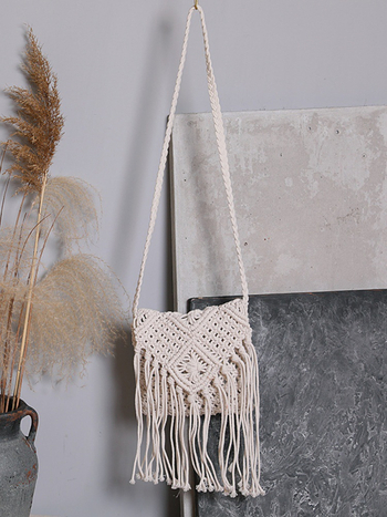 Vállon átívelő táska bojt és szalma fonatból, négyszögletes forma, cipzáras zárás, zseb a telefon számára, városi minimalist stílus (nyár 2025)