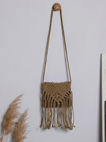 Vállon átívelő táska bojt és szalma fonatból, négyszögletes forma, cipzáras zárás, zseb a telefon számára, városi minimalist stílus (nyár 2025)