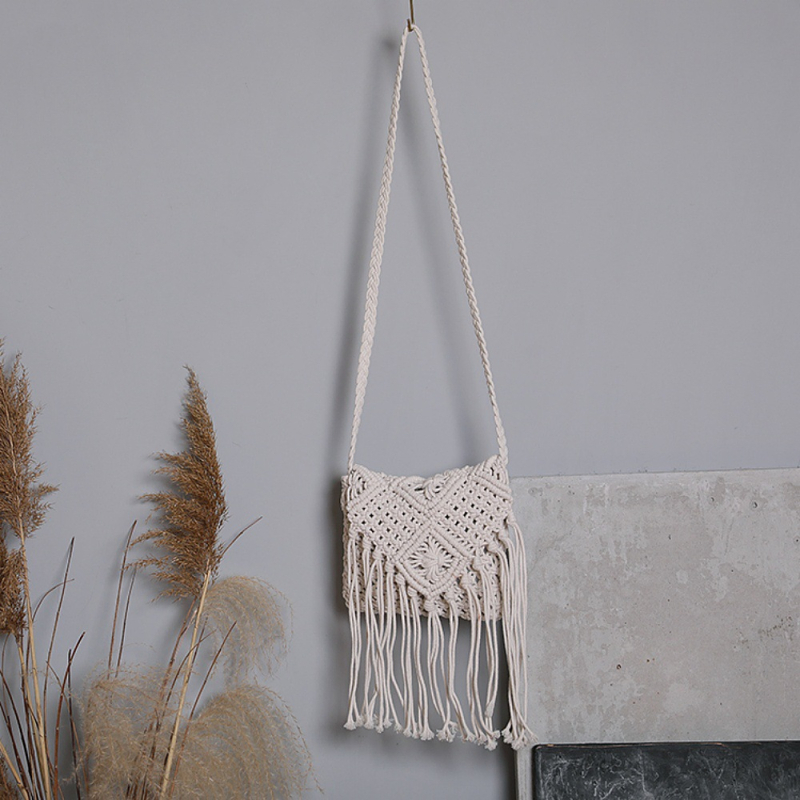 Vállon átívelő táska bojt és szalma fonatból, négyszögletes forma, cipzáras zárás, zseb a telefon számára, városi minimalist stílus (nyár 2025)