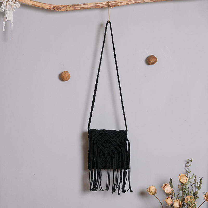 Vállon átívelő táska bojt és szalma fonatból, négyszögletes forma, cipzáras zárás, zseb a telefon számára, városi minimalist stílus (nyár 2025)