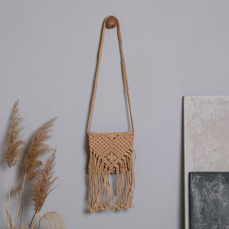 Vállon átívelő táska bojt és szalma fonatból, négyszögletes forma, cipzáras zárás, zseb a telefon számára, városi minimalist stílus (nyár 2025)