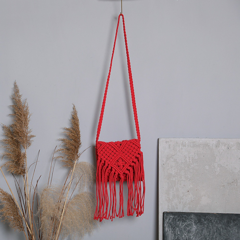 Vállon átívelő táska bojt és szalma fonatból, négyszögletes forma, cipzáras zárás, zseb a telefon számára, városi minimalist stílus (nyár 2025)