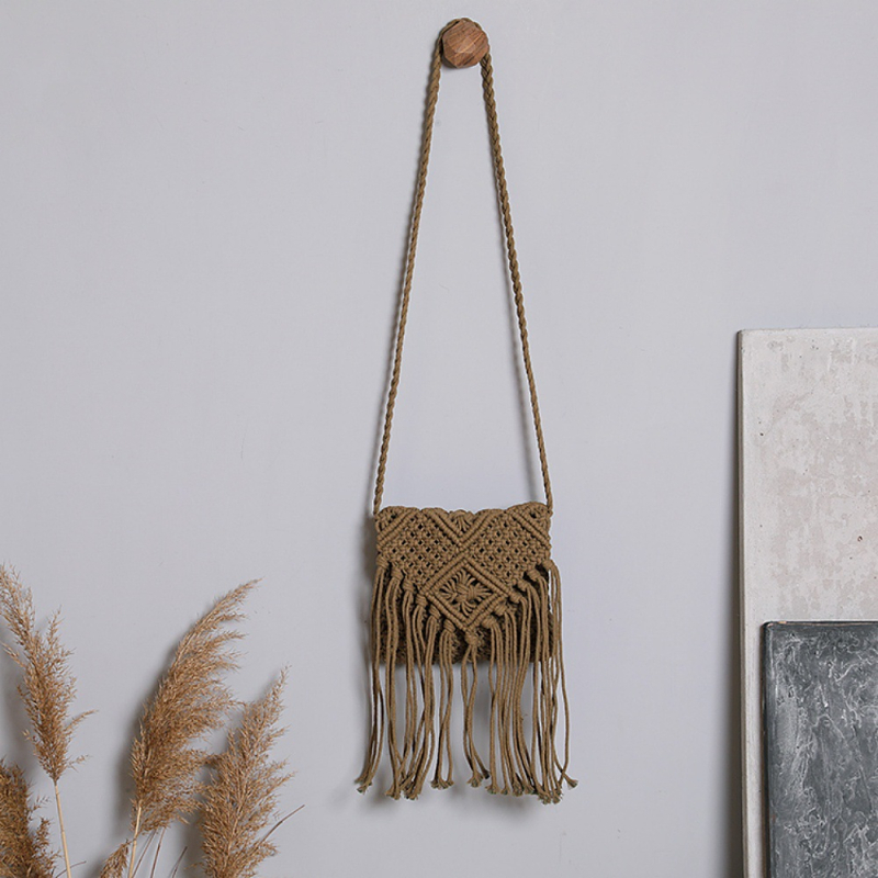 Vállon átívelő táska bojt és szalma fonatból, négyszögletes forma, cipzáras zárás, zseb a telefon számára, városi minimalist stílus (nyár 2025)