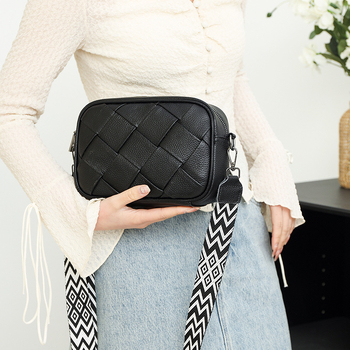 Kožna ženska crossbody torbica s pletenim uzorkom – vodoravni kvadratnog oblika, zatvarač, poliester podstava (Materijal: prava koža; Stil: pleteni uzorak; Oblik: vodoravni kvadrat; Otvaranje: zatvarač; Podstava: poliester)