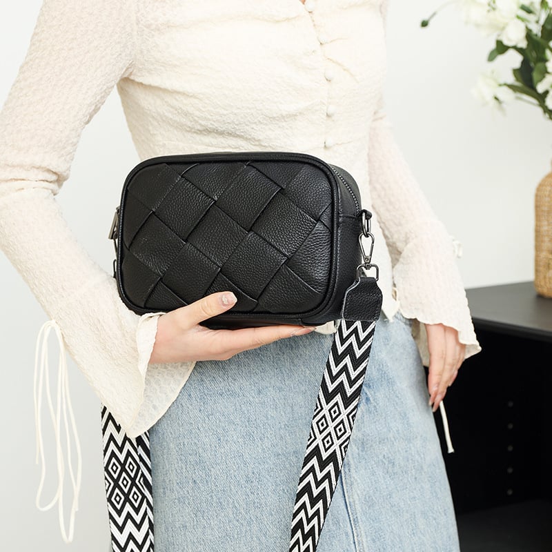 Kožna ženska crossbody torbica s pletenim uzorkom – vodoravni kvadratnog oblika, zatvarač, poliester podstava (Materijal: prava koža; Stil: pleteni uzorak; Oblik: vodoravni kvadrat; Otvaranje: zatvarač; Podstava: poliester)