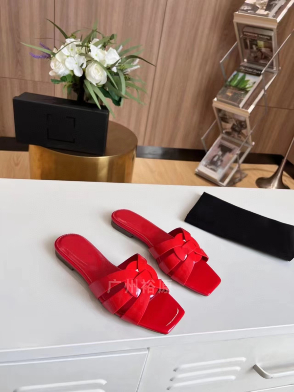 Дамски кожени мюли с квадратен нос и отворени пръсти, горен материал: телешка кожа; вътрешен материал: козья кожа; подметка: гумирана; летни 2024