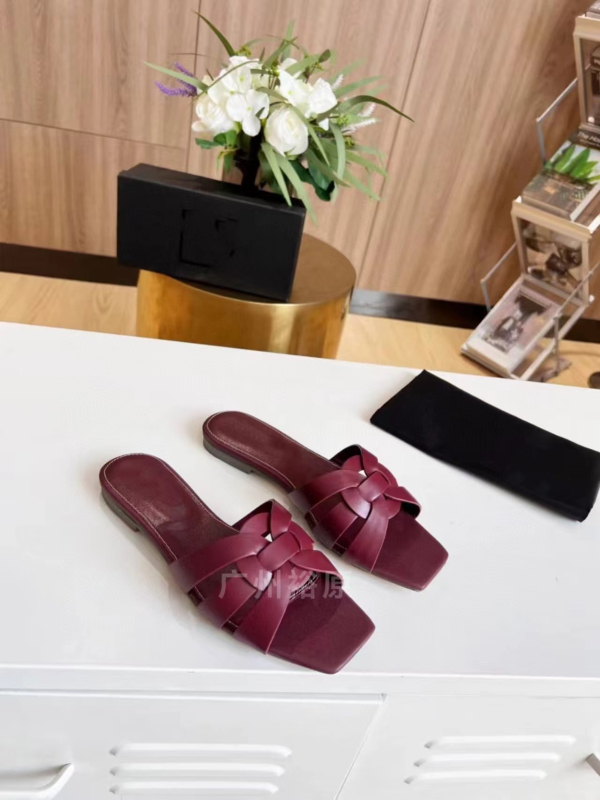 Дамски кожени мюли с квадратен нос и отворени пръсти, горен материал: телешка кожа; вътрешен материал: козья кожа; подметка: гумирана; летни 2024