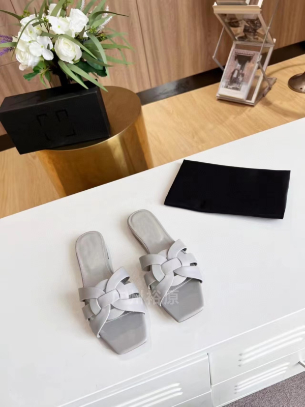 Дамски кожени мюли с квадратен нос и отворени пръсти, горен материал: телешка кожа; вътрешен материал: козья кожа; подметка: гумирана; летни 2024