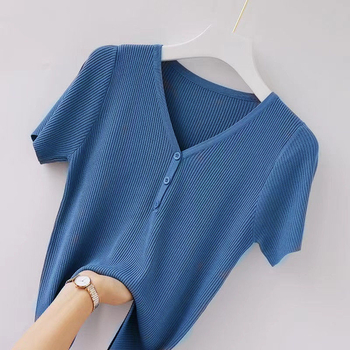 Stil coreean, croială slim, top tricotat din vâscoză cu decolteu în V, monocrom, mâneci 3/4, lungime 50–65 cm